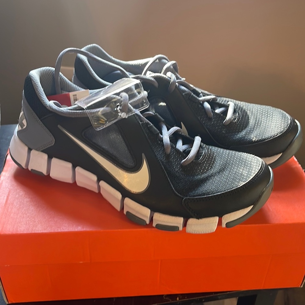 Nike grey training sneakers. Men’s 8